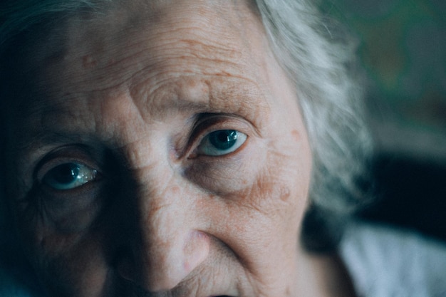 Retrato en primer plano de una mujer anciana