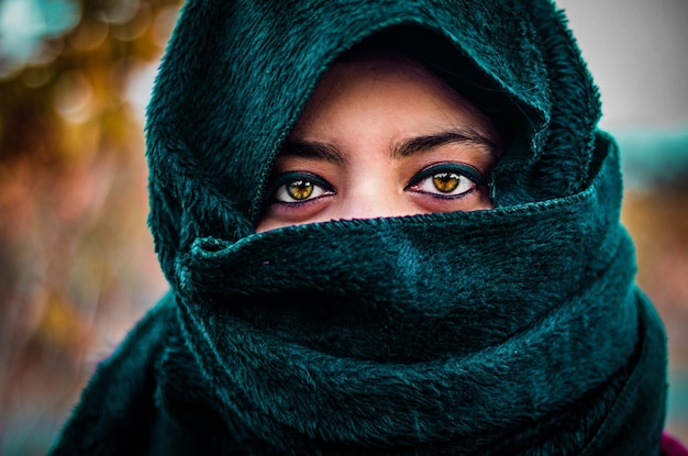 Retrato en primer plano de una mujer con la cara cubierta por una bufanda