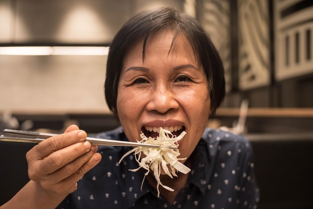 Retrato en primer plano de una mujer comiendo en un restaurante