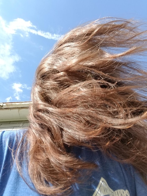 Foto retrato en primer plano de una mujer contra el cielo