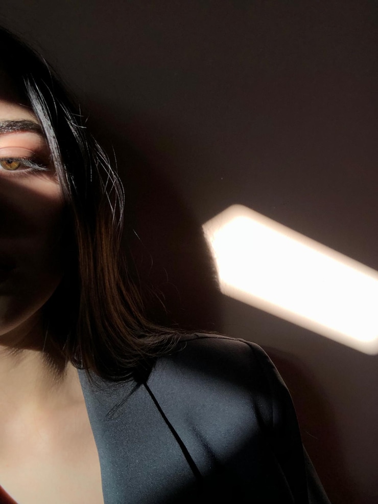 Foto retrato en primer plano de una mujer contra la pared