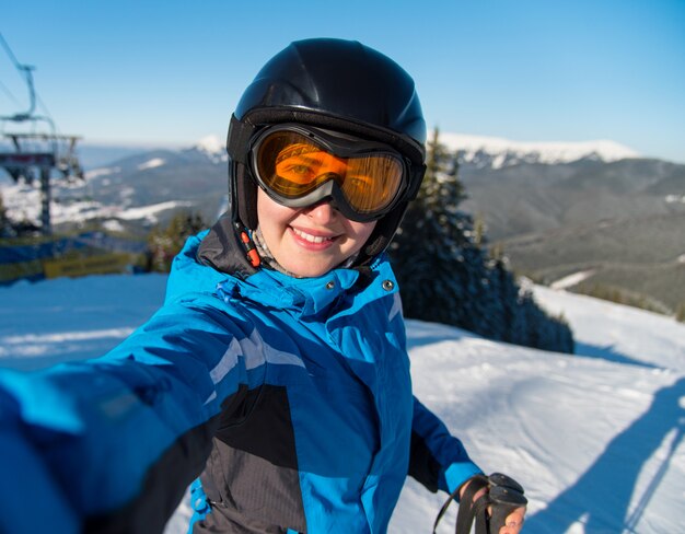 Acercamiento De Las Gafas De Esquí De Una Mujer Con El Reflejo De Las  Montañas Nevadas. Mujer En El Fondo Cielo Azul. Imagen de archivo - Imagen  de espacio, hembra: 261285445