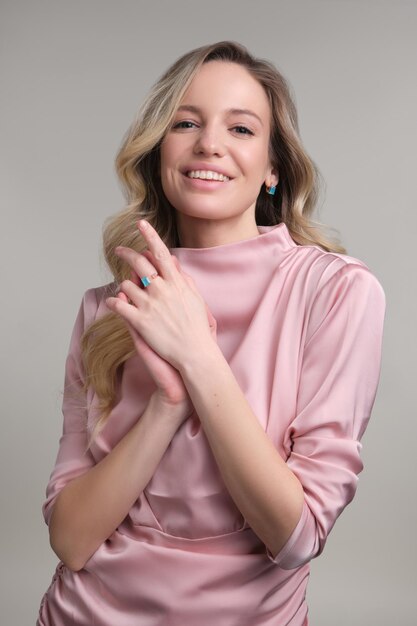 Foto retrato en primer plano de una mujer hermosa y elegante con joyas elegantes en un fondo blanco chica linda en vestidos chica hermosa con joyas