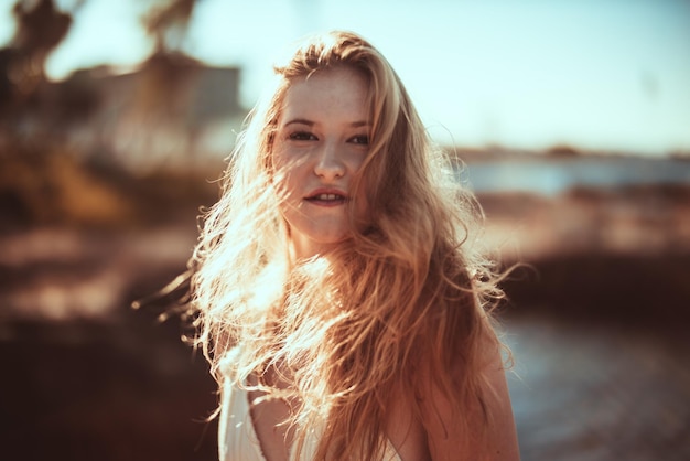 Retrato en primer plano de una mujer joven con el cabello desordenado