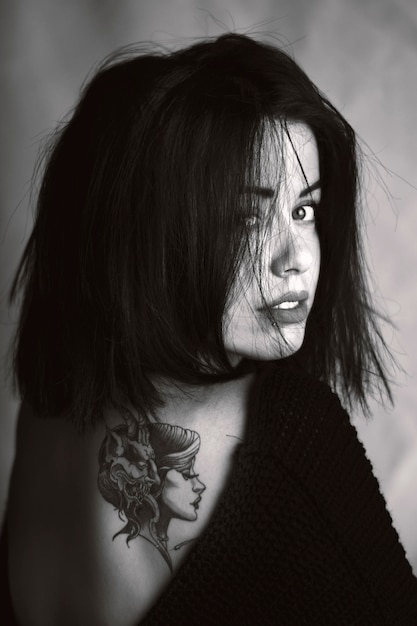 Retrato en primer plano de una mujer joven con el cabello desordenado
