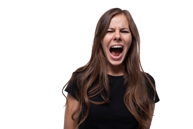 Foto retrato en primer plano de una mujer joven gritando y sintiendo miedo