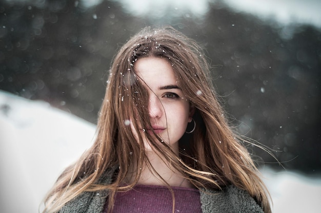 Retrato en primer plano de una mujer joven en invierno
