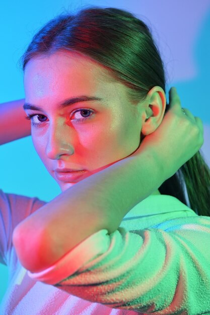 Foto retrato en primer plano de una mujer joven con la mano en el cabello