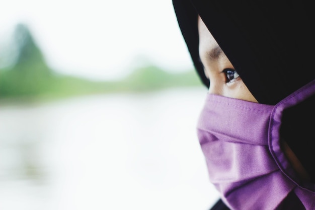 Foto retrato en primer plano de una mujer joven con máscara