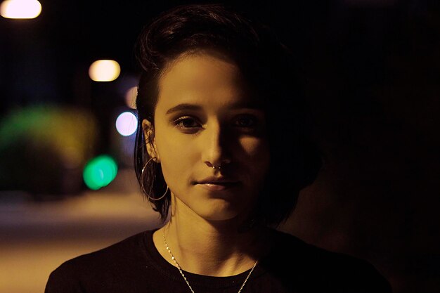 Foto retrato en primer plano de una mujer joven por la noche