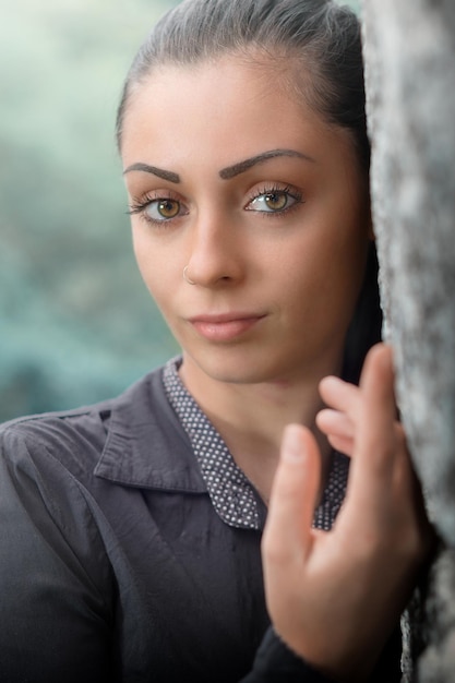 Foto retrato en primer plano de una mujer joven en el parque