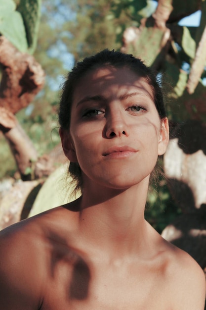 Retrato en primer plano de una mujer joven en el parque