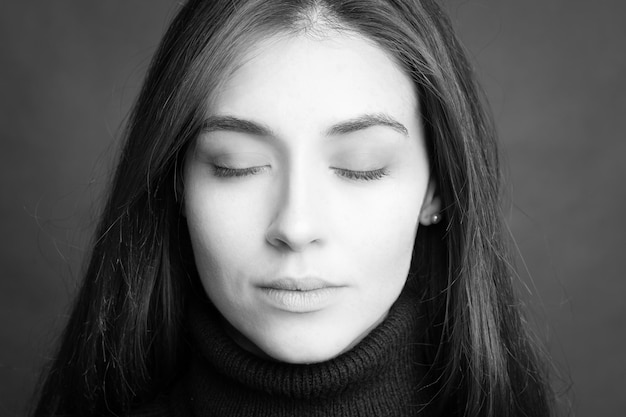 Foto retrato en primer plano de una mujer joven