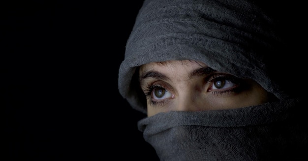 Retrato en primer plano de una mujer joven