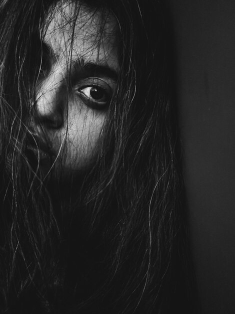 Retrato en primer plano de una mujer joven