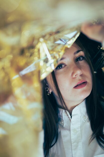 Foto retrato en primer plano de una mujer joven