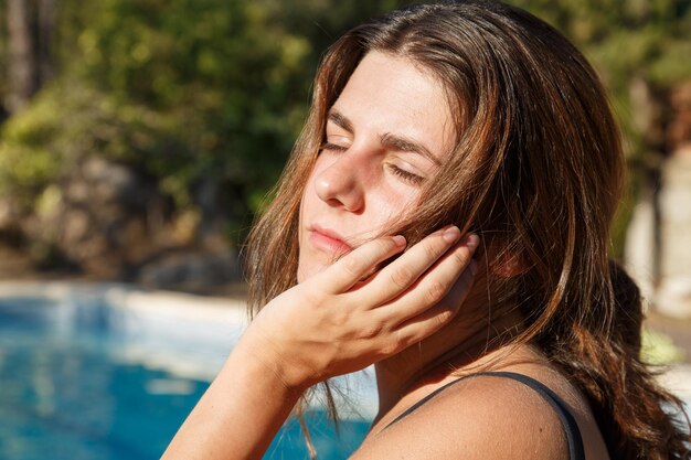 Foto retrato en primer plano de una mujer joven