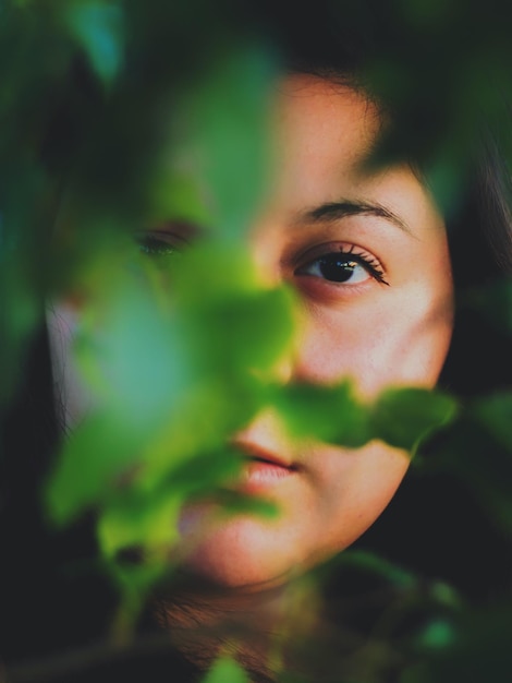 Retrato en primer plano de una mujer joven