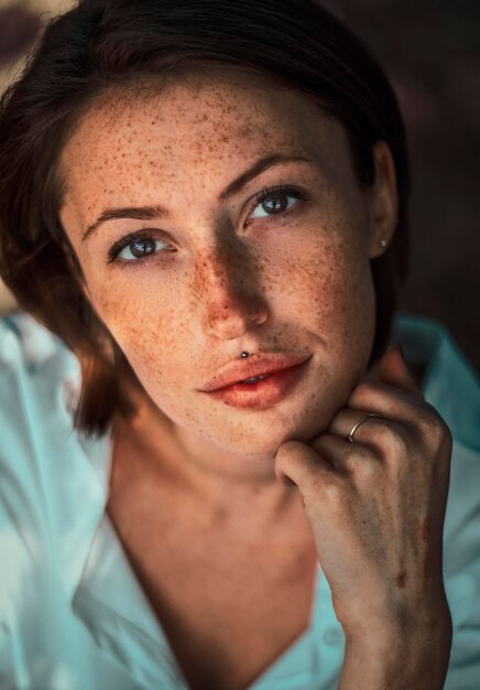 Foto retrato en primer plano de una mujer joven