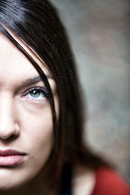 Foto retrato en primer plano de una mujer joven