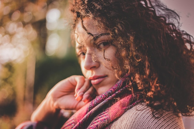 Retrato en primer plano de una mujer joven