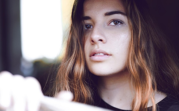 Retrato en primer plano de una mujer joven
