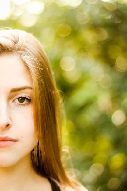 Retrato en primer plano de una mujer joven
