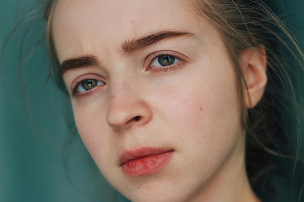 Retrato en primer plano de una mujer joven