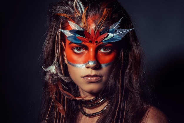 Retrato en primer plano de una mujer joven