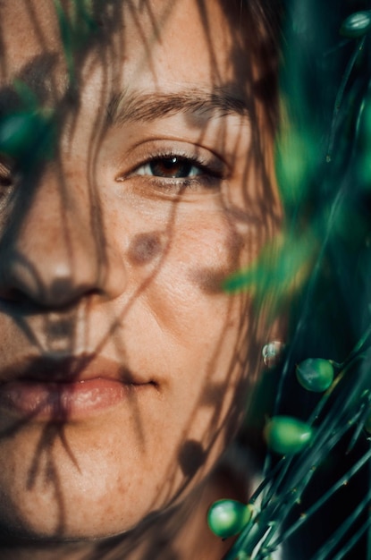 Foto retrato en primer plano de una mujer joven