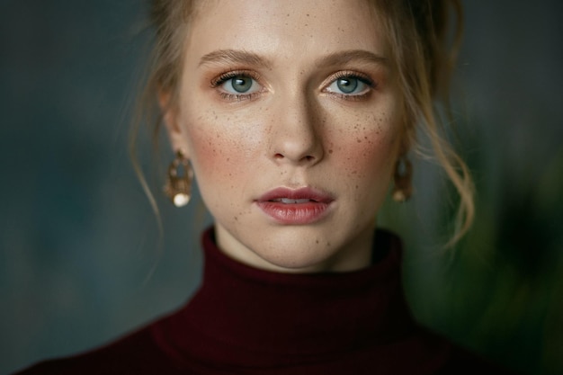 Retrato en primer plano de una mujer joven