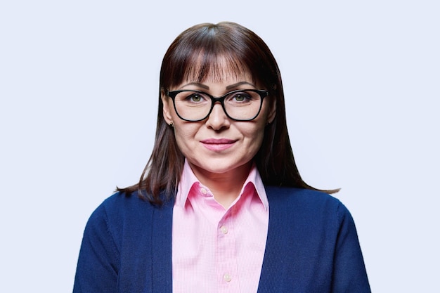 Retrato en primer plano de una mujer de mediana edad sobre un fondo blanco