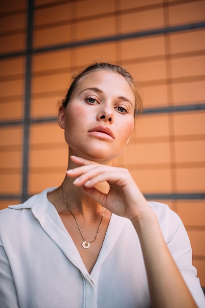 Foto retrato en primer plano de una mujer de negocios sentada contra la pared en la oficina