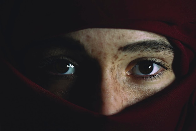 Retrato en primer plano de una mujer con los ojos cerrados