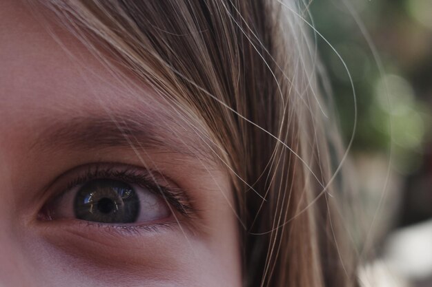 Foto retrato en primer plano de una mujer con los ojos cerrados