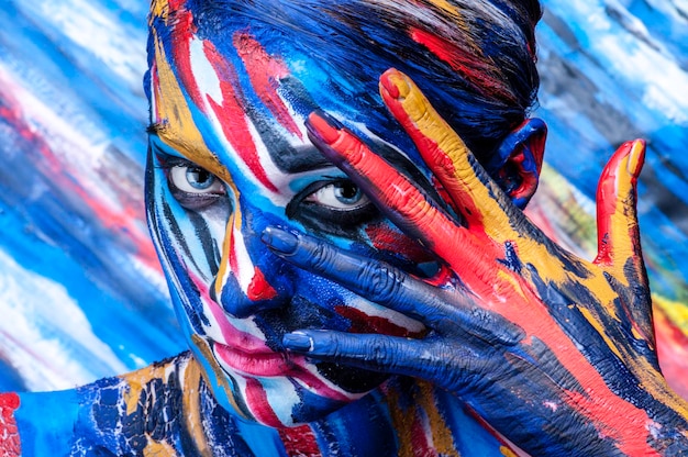 Retrato en primer plano de una mujer con pintura corporal