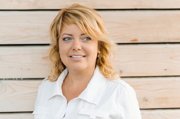 Retrato de primer plano de mujer rubia madura de mediana edad