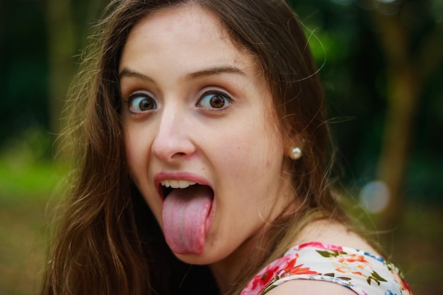 Foto retrato en primer plano de una mujer sacando la lengua