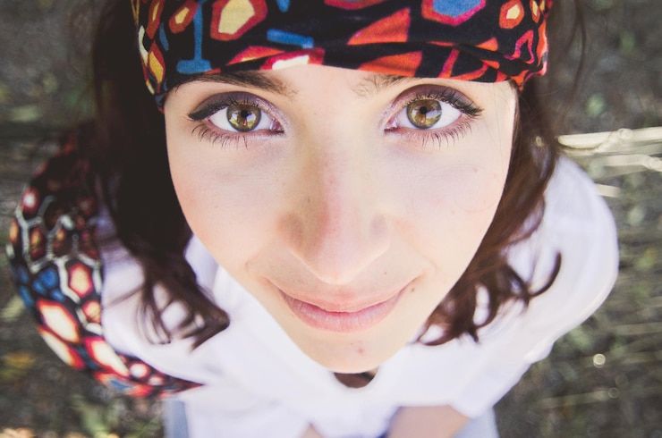 Foto retrato en primer plano de una mujer sentada al aire libre