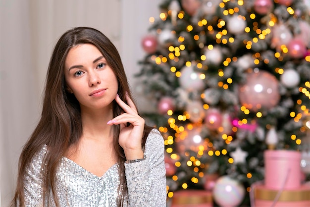 Retrato de primer plano, mujer triste y bonita en vacaciones de año nuevo. Chica solitaria y melancólica celebra la Feliz Navidad.