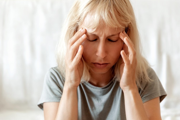 Retrato de un primer plano de mujer triste pensativa