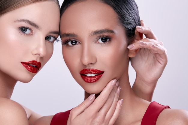 Retrato de primer plano de mujeres con maquillaje