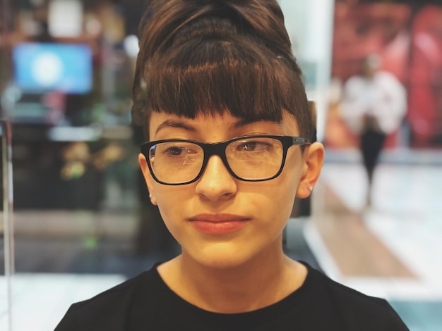 Foto retrato en primer plano de una niña con gafas