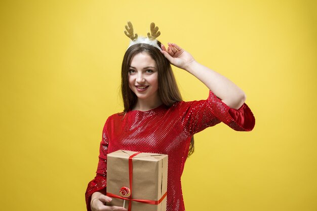 Retrato de primer plano de una niña con regalos en sus manos.