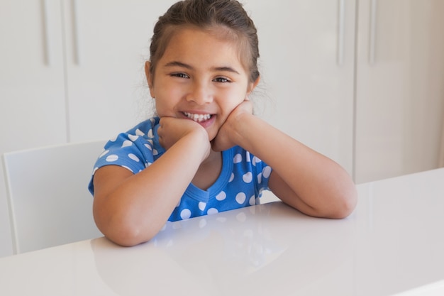 Retrato de primer plano de una niña sonriente