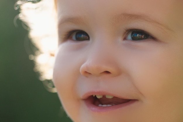 Retrato de primer plano de un niño alegre, lindo, alegre, niño pequeño, niño, macro recortada, cara, niños, sonriente, lindo, s