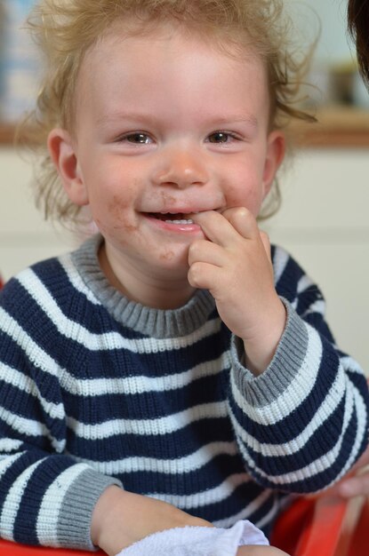 Foto retrato en primer plano de un niño con la cara desordenada