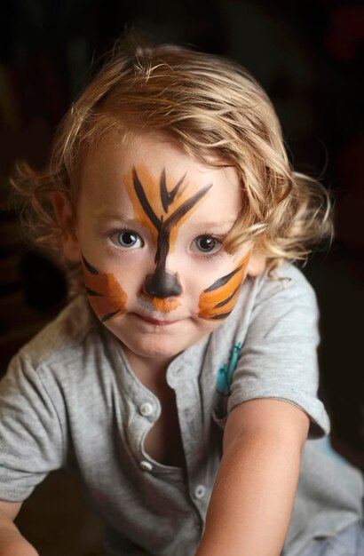 Retrato en primer plano de un niño con la cara pintada