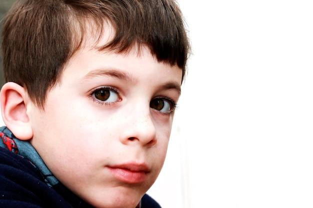 Foto retrato en primer plano de un niño en casa