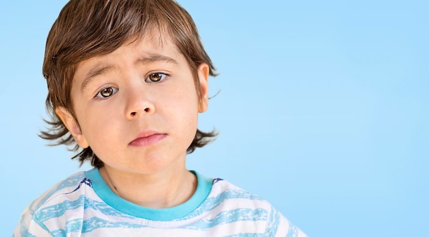 retrato de primer plano de un niño con una emoción triste